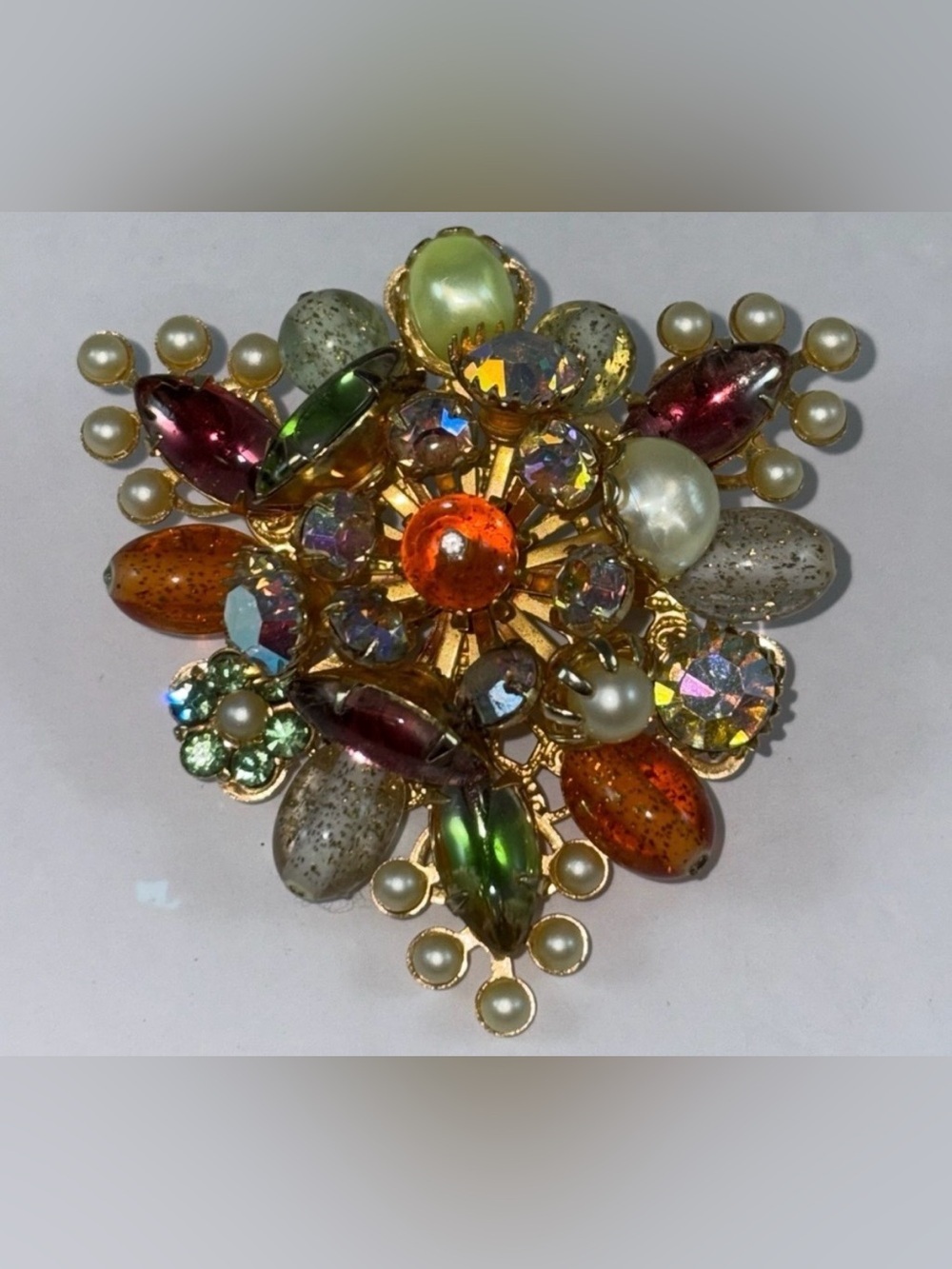 BROOCH VINTAGE MULTI COLORED STONES AND FAUX PEARLS